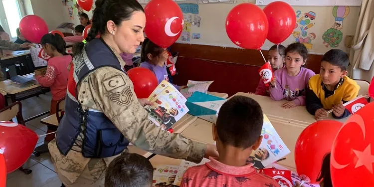 Ağrı’da jandarmadan miniklere 23 Nisan sürprizi