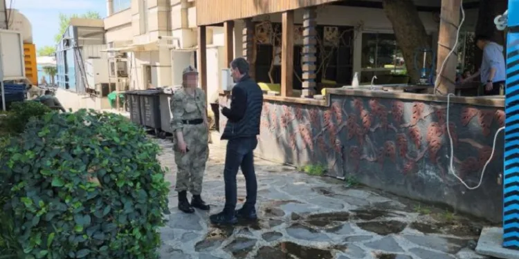 Jandarma üniforması ile GBT kontrolü yaparken polise yakalandı