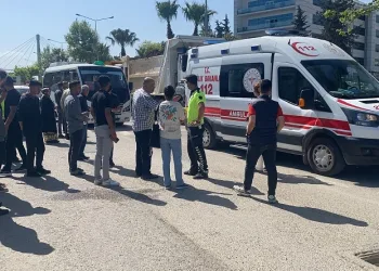 Motosikletin çarptığı anne ve oğlu yaralandı