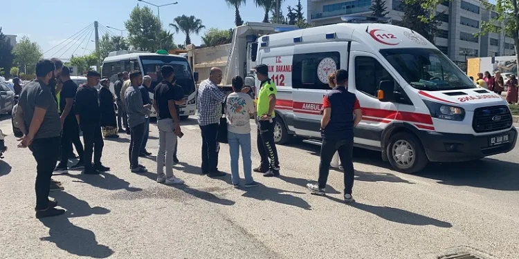 Motosikletin çarptığı anne ve oğlu yaralandı