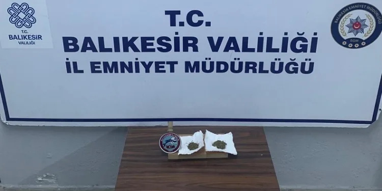 Edremit’te ‘dur’ ihtarına uymayan şahıslardan uyuşturucu çıktı