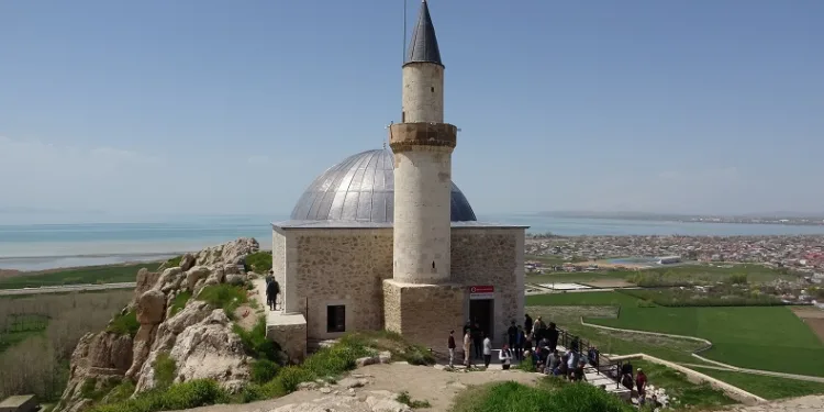 Osmanlı’nın Van’daki sembolü yeniden ibadete açıldı