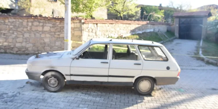 Yanan arabasını söndürürken kalp krizi geçirdi