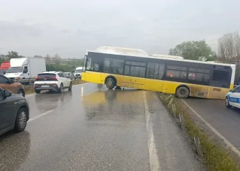 Yağmurda kayan İETT otobüsü bariyerlere çarptı