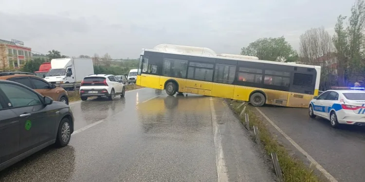 Yağmurda kayan İETT otobüsü bariyerlere çarptı