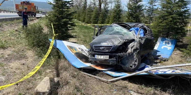 Otomobil tabelaya çarpıp takla attı:1 ölü