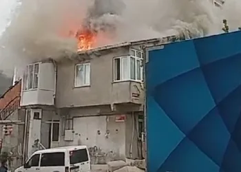İki katlı ev alev alev yandı