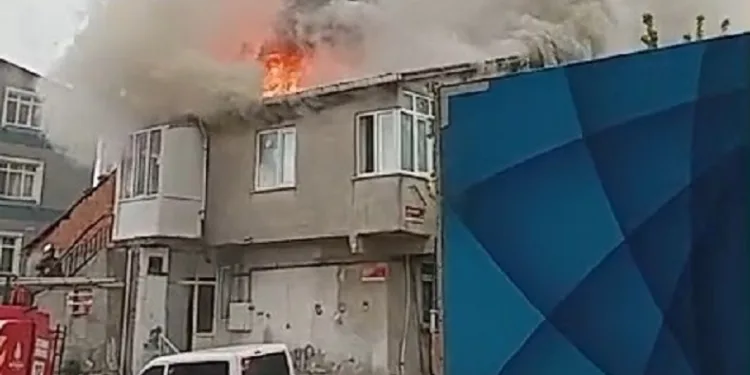 İki katlı ev alev alev yandı