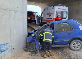 Otomobil köprü ayağına çarptı: 1 Yaralı