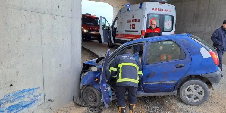 Otomobil köprü ayağına çarptı: 1 Yaralı