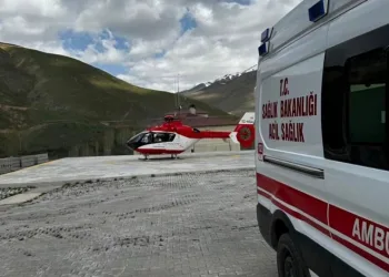 Van’da göğüs ağrısı olan hasta için ambulans helikopter havalandı