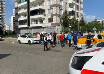 Diyarbakır’da ticari taksi otomobille çarpıştı