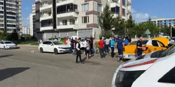 Diyarbakır’da ticari taksi otomobille çarpıştı