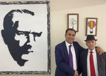 Geri dönüşüm malzemeleriyle yapılan Atatürk portresi büyük beğeni topladı