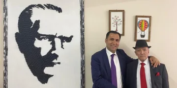Geri dönüşüm malzemeleriyle yapılan Atatürk portresi büyük beğeni topladı