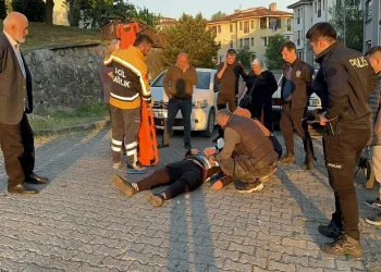 Virajı alamayan motosiklet savruldu