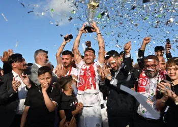 Şampiyon Kepezspor kupasını aldı