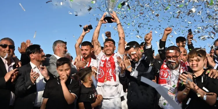 Şampiyon Kepezspor kupasını aldı