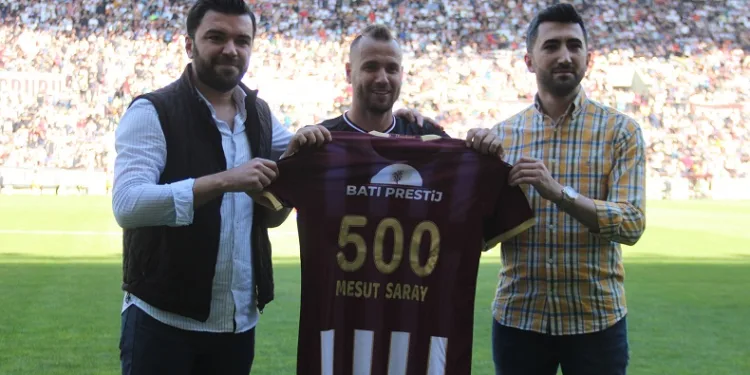 Elazığspor kaptanı Mesut Saray 500. maçına çıktı
