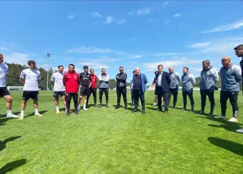 Beşiktaşlı yöneticiler, futbol A takımıyla buluştu