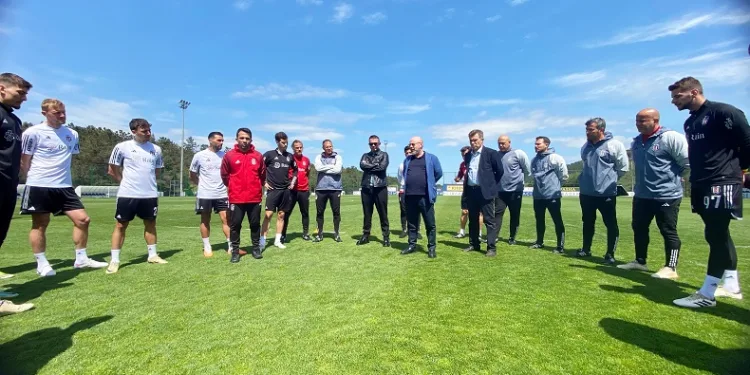Beşiktaşlı yöneticiler, futbol A takımıyla buluştu