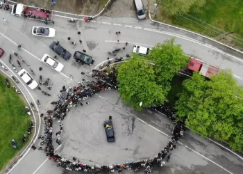 Canını hiçe saydı, drift atan otomobilin üzerine atladı