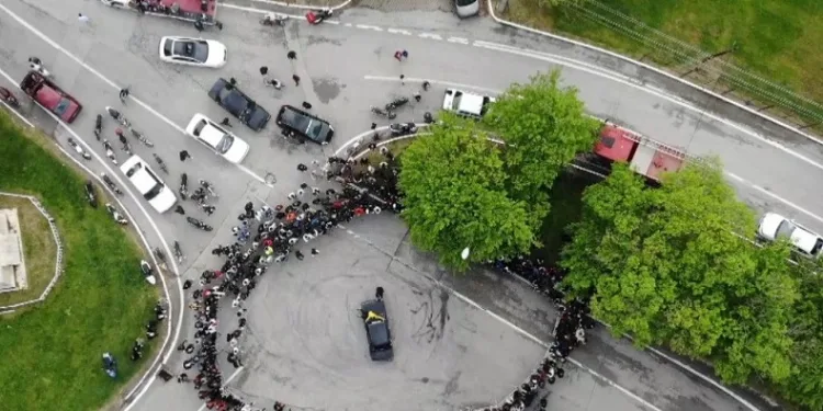 Canını hiçe saydı, drift atan otomobilin üzerine atladı