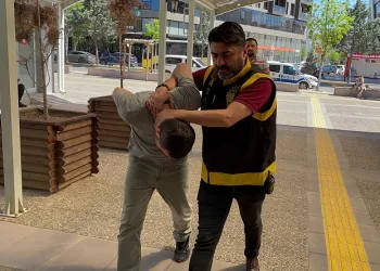 Soyduğu evde polisle birlikte mahsur kalan azılı hırsız tutuklandı