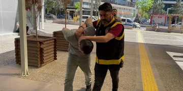 Soyduğu evde polisle birlikte mahsur kalan azılı hırsız tutuklandı