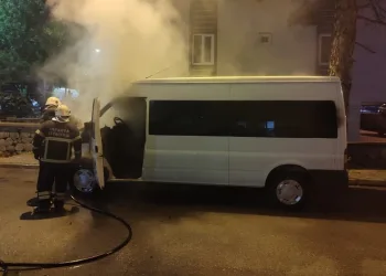 Park halindeyken yanan minibüs kullanılamaz hale geldi