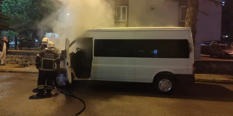 Park halindeyken yanan minibüs kullanılamaz hale geldi