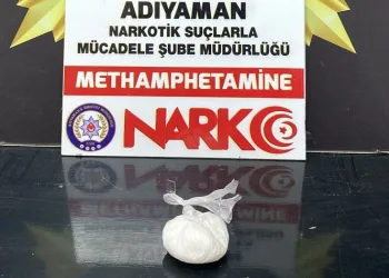 Şüpheli şahısların üzerinde uyuşturucu ele geçirildi