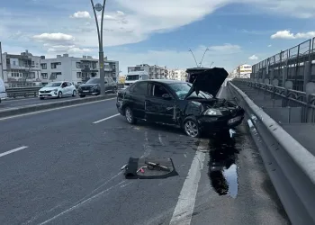 Kayseri’de otomobil aydınlatma direğine çarptı