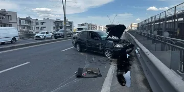Kayseri’de otomobil aydınlatma direğine çarptı