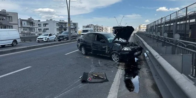 Kayseri’de otomobil aydınlatma direğine çarptı