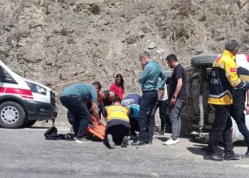 Kayanın isabet ettiği araç devrildi:1 yaralı