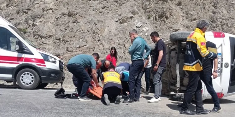 Kayanın isabet ettiği araç devrildi:1 yaralı