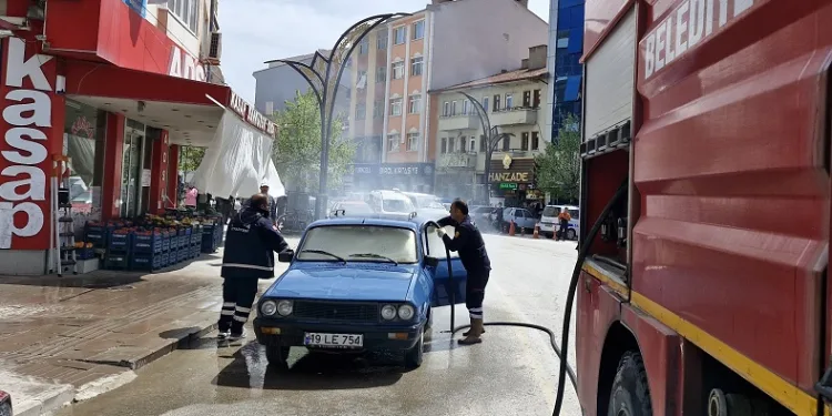 Alaca’da park halinde otomobil yandı