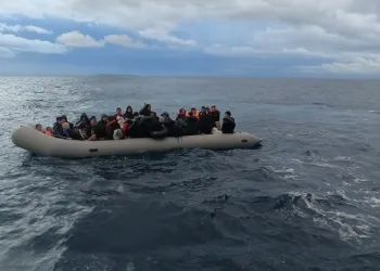 Ayvalık açıklarında 56 düzensiz göçmen yakalandı
