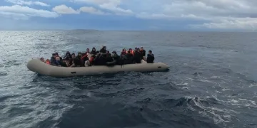 Ayvalık açıklarında 56 düzensiz göçmen yakalandı