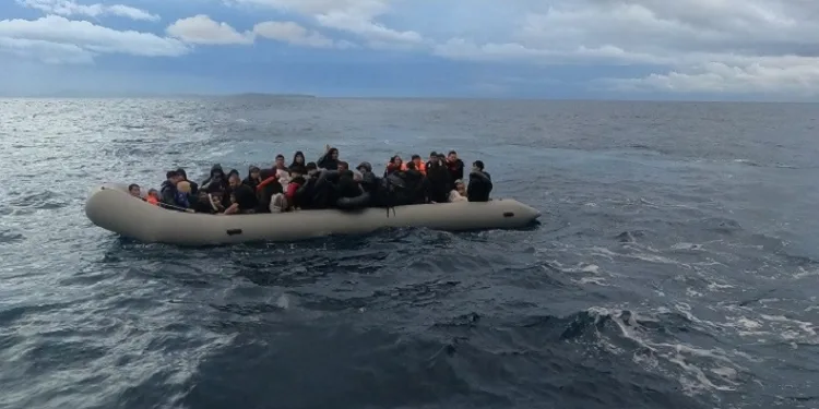 Ayvalık açıklarında 56 düzensiz göçmen yakalandı