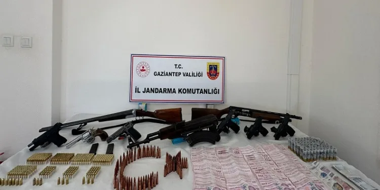 Gaziantep’te “Mercek” operasyonuyla çok sayıda kaçak silah ele geçirildi