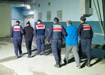 Araçlarında uyuşturucu madde ile yakalanan 2 şahıs tutuklandı