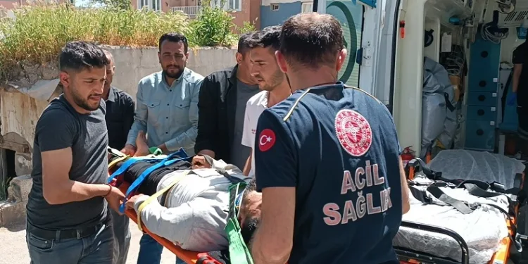 Elektrikli bisiklet ile otomobil çarpıştı:1 yaralı