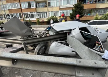 Bariyer otomobilin önünden girip arka koltuğuna kadar ilerledi: 1 ölü