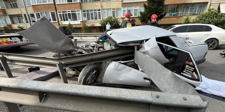 Bariyer otomobilin önünden girip arka koltuğuna kadar ilerledi: 1 ölü