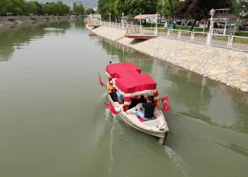 Tokat’ta depremden etkilenen çocuklar sandallarla gezdirildi
