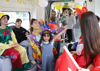 Tramvaya binen miniklere palyaço sürprizi