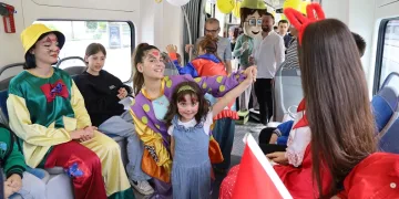 Tramvaya binen miniklere palyaço sürprizi