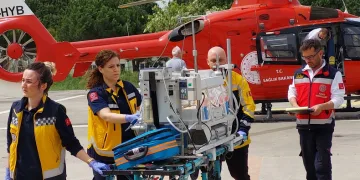 Ambulans helikopter erken doğan bebek için havalandı